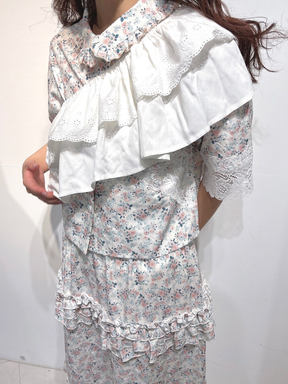 ピンク系のシャツ/ブラウス、ピンク系のスカート、シルバー系のバレエシューズを着用したレディースの冬コーディネートの5枚目の写真