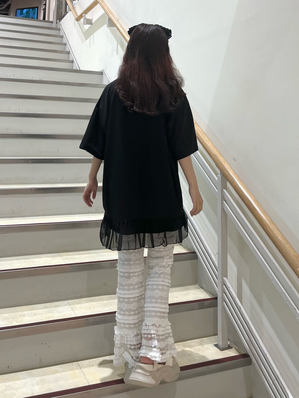 ブラック系のTシャツ/カットソー、ホワイト系のスウェットパンツ、ホワイト系のサンダルを着用したレディースの夏コーディネートの2枚目の写真