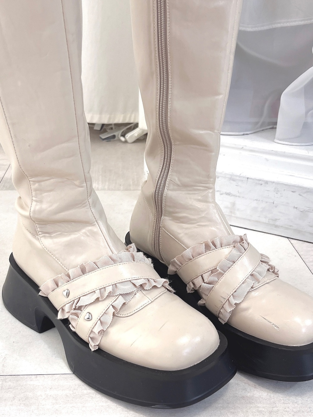 ブルー系のブルゾン、ホワイト系のスウェットパンツ、ホワイト系のトートバッグを着用したレディースの冬コーディネートの7枚目の写真