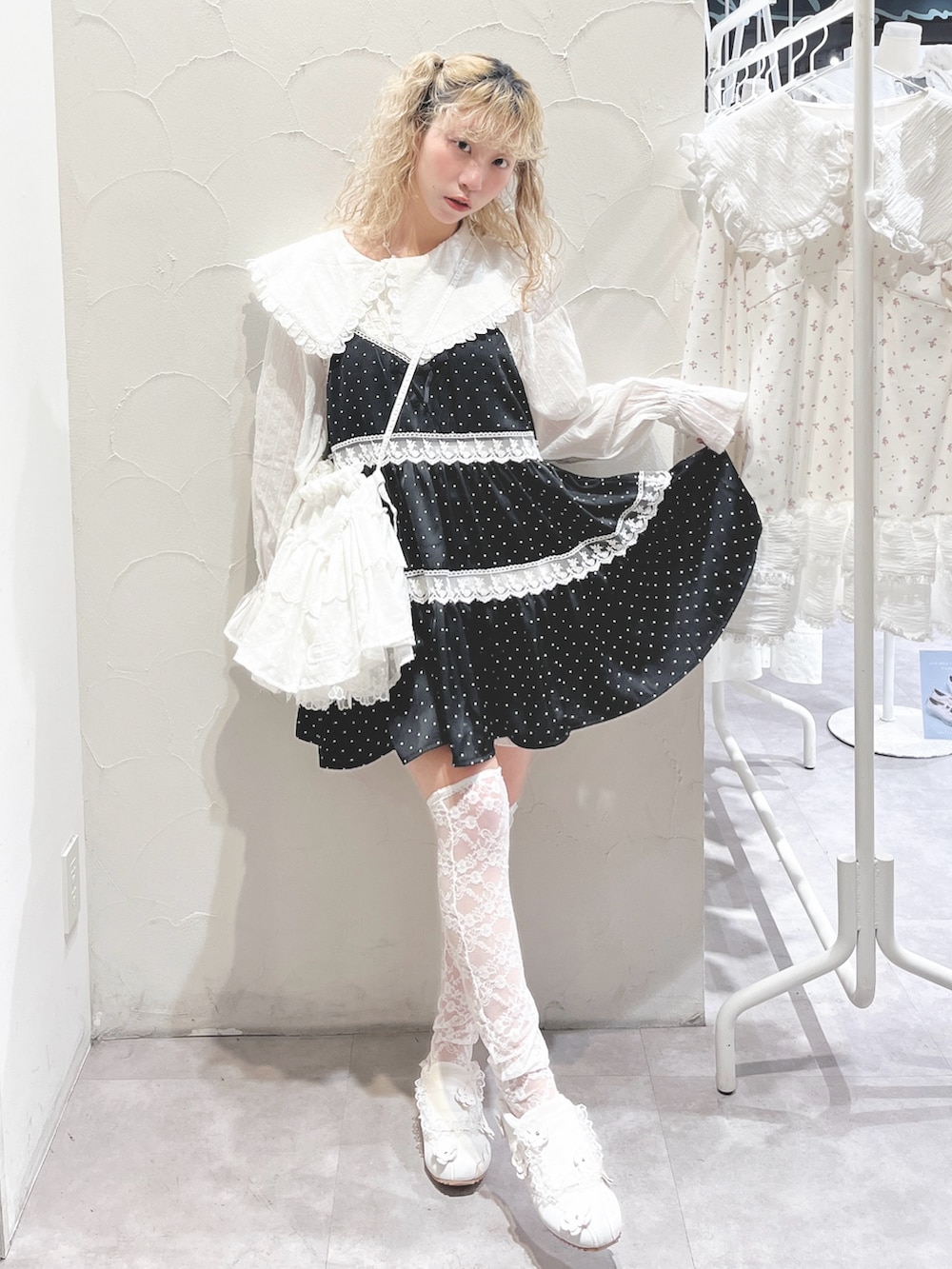 ホワイト系のシャツ/ブラウス、ブラック系のワンピース、ホワイト系のスニーカーを着用したレディースの冬コーディネートの2枚目の写真