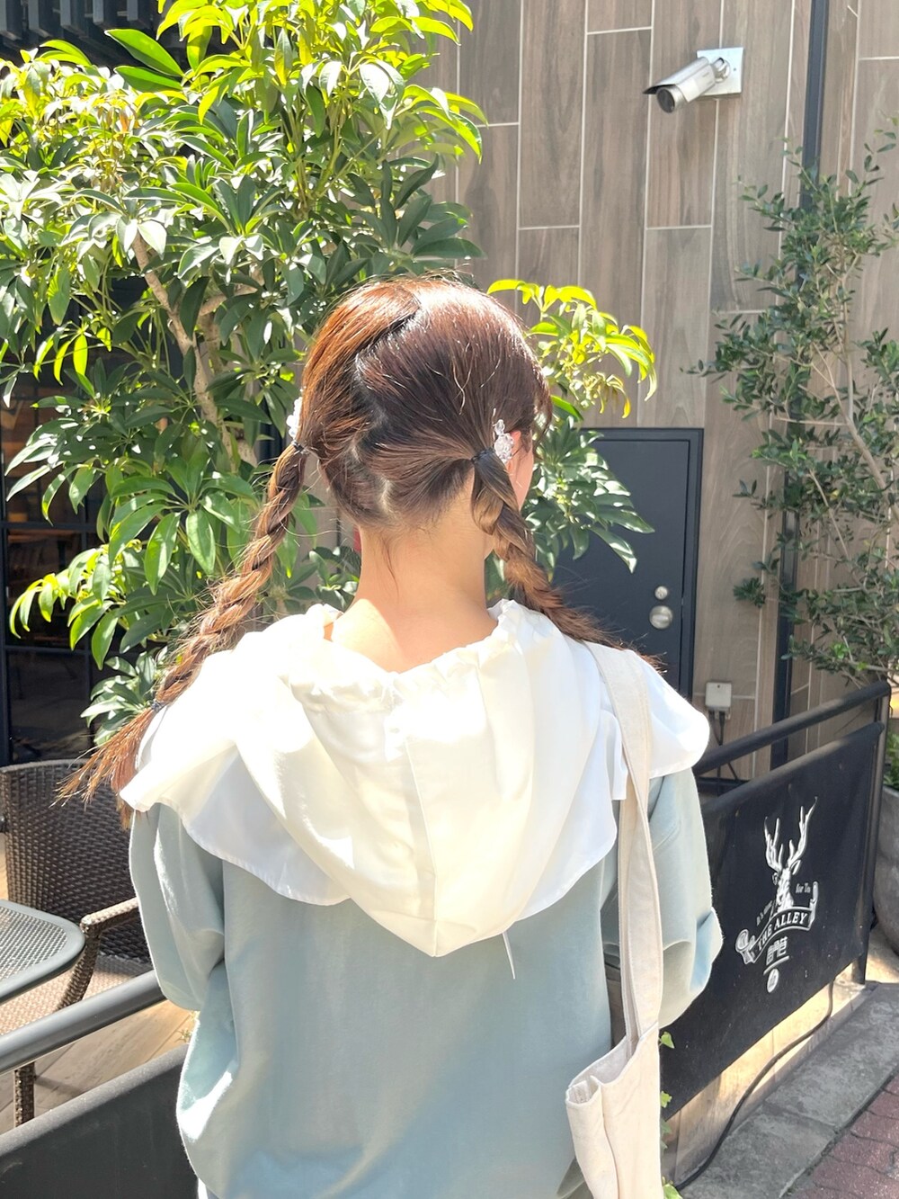 ブルー系のTシャツ/カットソー、ホワイト系のトートバッグ、ホワイト系のその他パンツを着用したレディースの春コーディネートの6枚目の写真