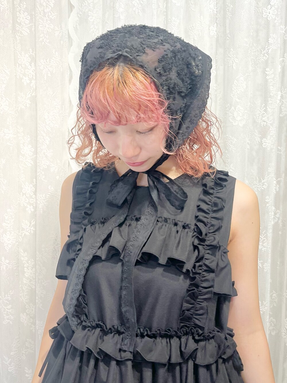 ブラック系のワンピース、ブラック系のサンダル、ブラック系のその他ヘアアクセサリーを着用したレディースの夏コーディネートの4枚目の写真