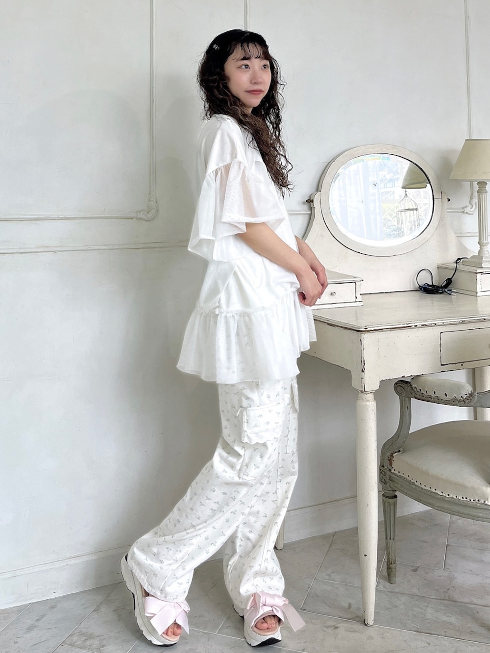 ピンク系のサンダル、ホワイト系のカーゴパンツ、ホワイト系のTシャツ/カットソーを着用したレディースの春コーディネートの3枚目の写真