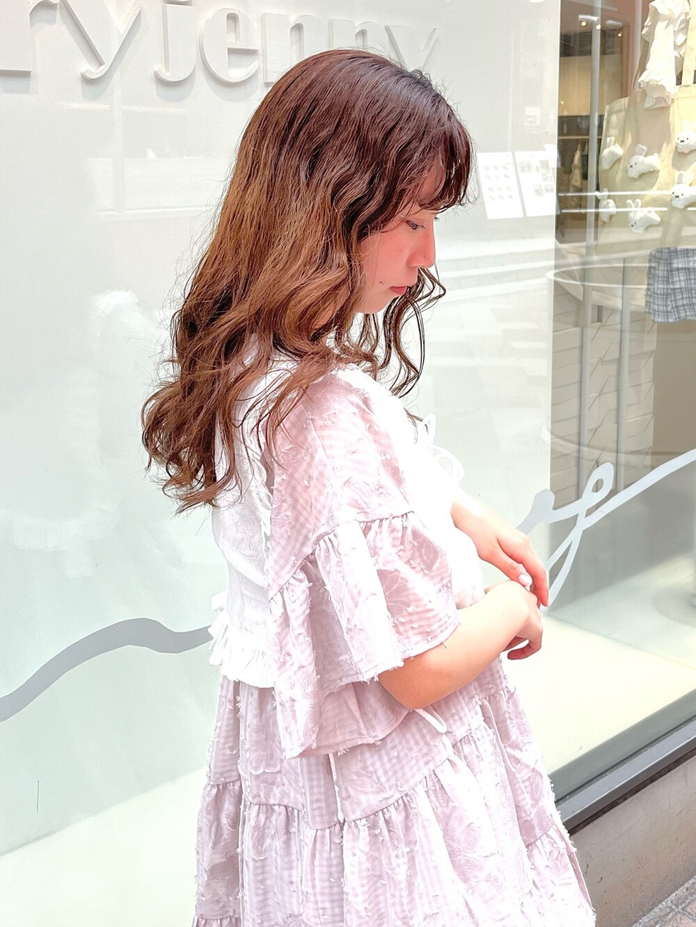 パープル系のワンピース、ホワイト系のサンダル、ホワイト系の付け襟を着用したレディースの春コーディネートの6枚目の写真