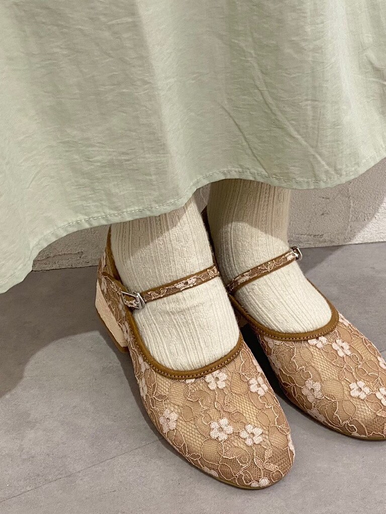 ホワイト系のシャツ/ブラウス、グリーン系のスカート、ブルー系のショルダーバッグを着用したレディースの冬コーディネートの4枚目の写真