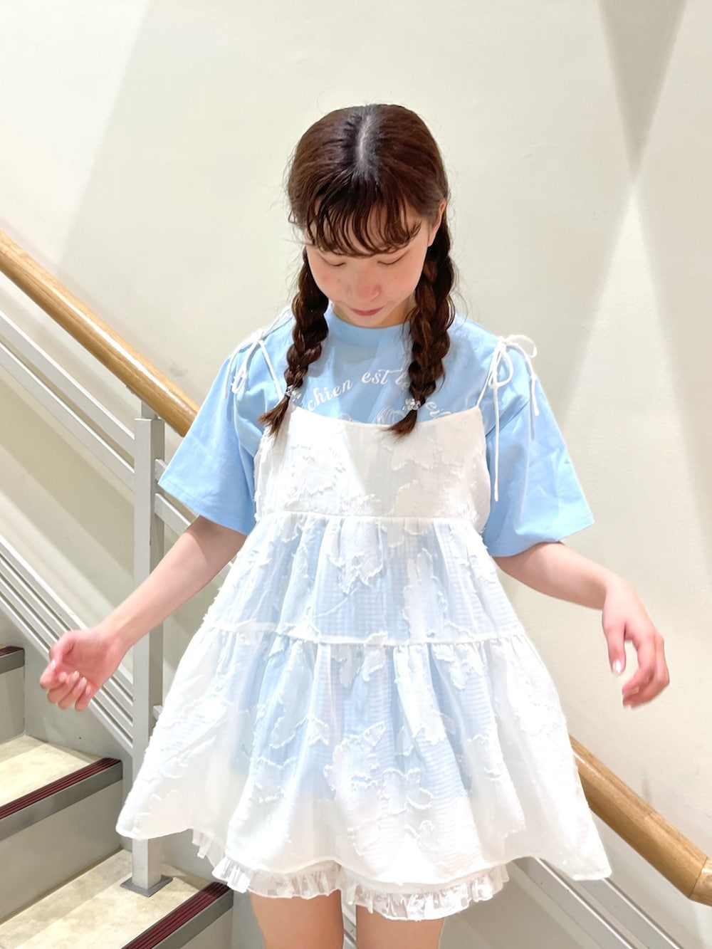 ブルー系のTシャツ/カットソー、ホワイト系のシャツ/ブラウス、ホワイト系のその他パンツを着用したレディースの春コーディネートの2枚目の写真