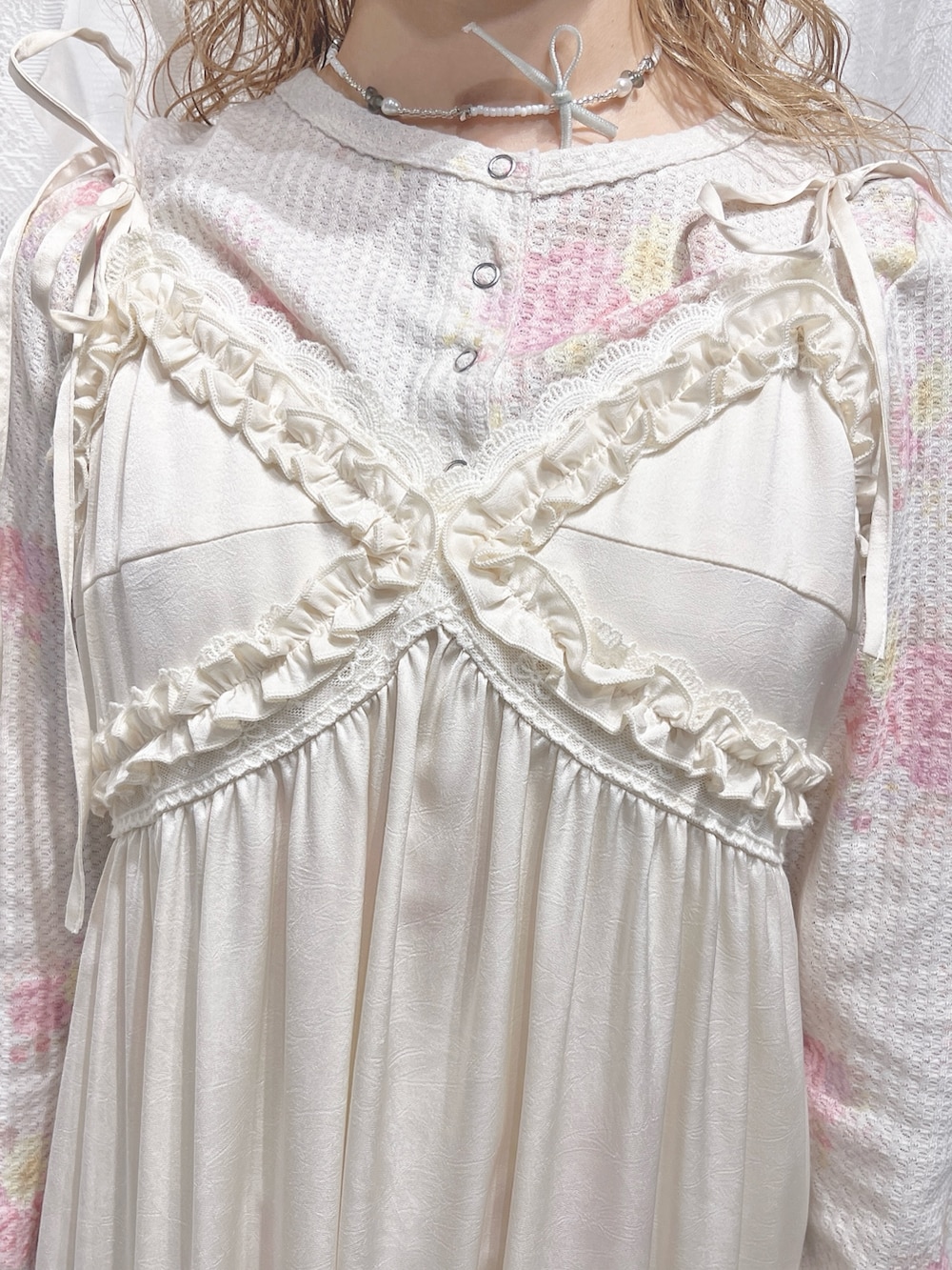 ピンク系のTシャツ/カットソー、ホワイト系のワンピース、ホワイト系のショルダーバッグを着用したレディースの夏コーディネートの6枚目の写真