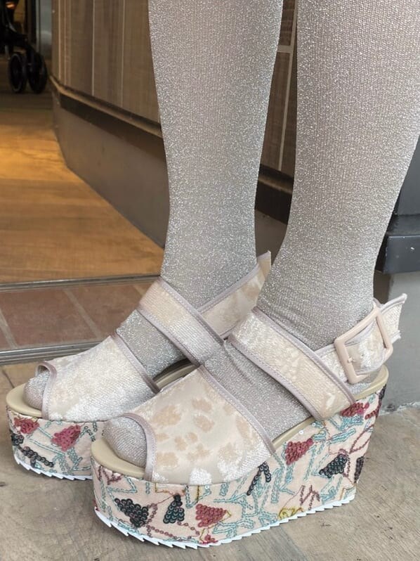 ベージュ系のワンピース、ベージュ系のサンダルを着用したレディースの夏コーディネートの8枚目の写真