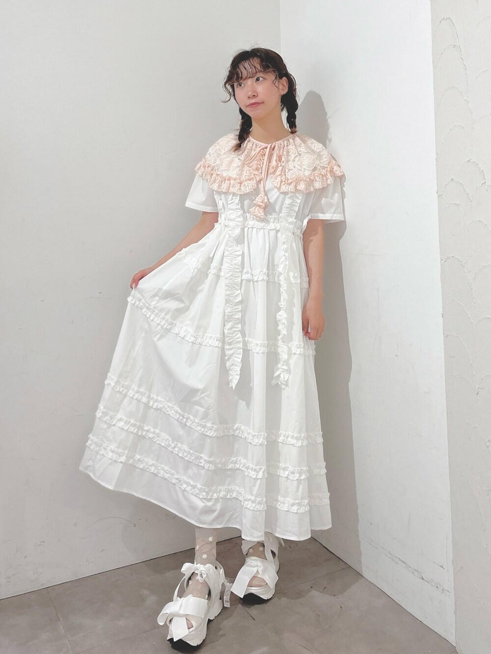 ホワイト系のワンピース、ホワイト系のサンダル、ピンク系の付け襟を着用したレディースの夏コーディネートの2枚目の写真
