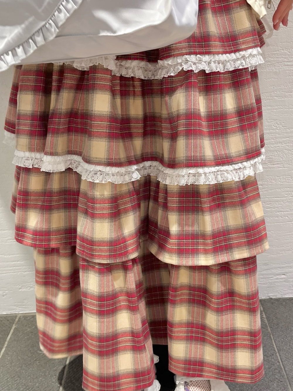 ホワイト系のダウンジャケット/コート、ホワイト系のニット/セーター、ブルー系のショルダーバッグを着用したレディースの冬コーディネートの8枚目の写真