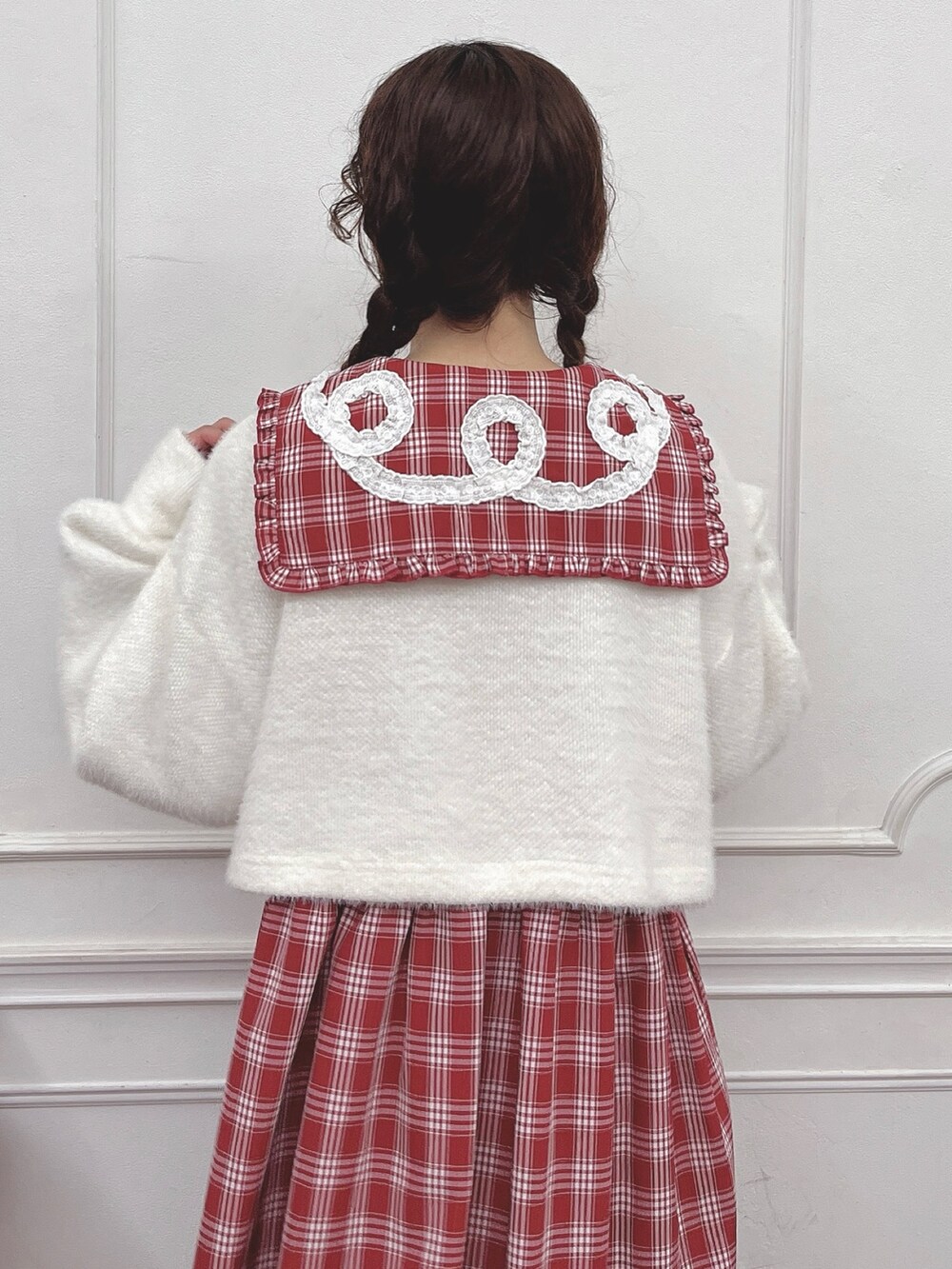 レッド系のワンピース、ホワイト系のカーディガン/ボレロ、ホワイト系のローファーを着用したレディースの夏コーディネートの7枚目の写真