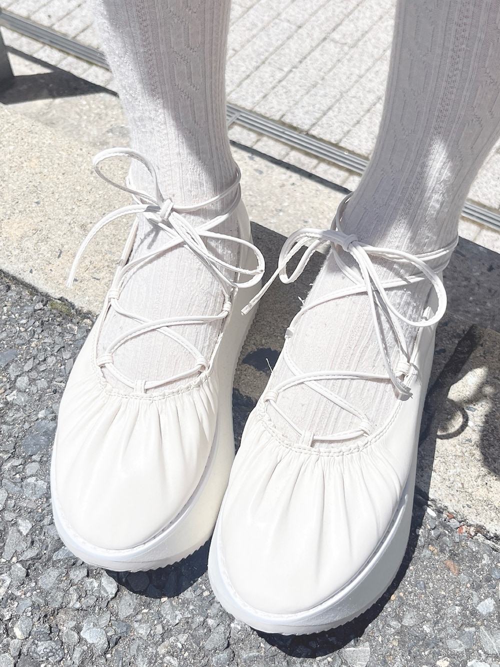 ホワイト系のTシャツ/カットソー、ホワイト系のチュニック、ホワイト系のショルダーバッグを着用したレディースの夏コーディネートの8枚目の写真