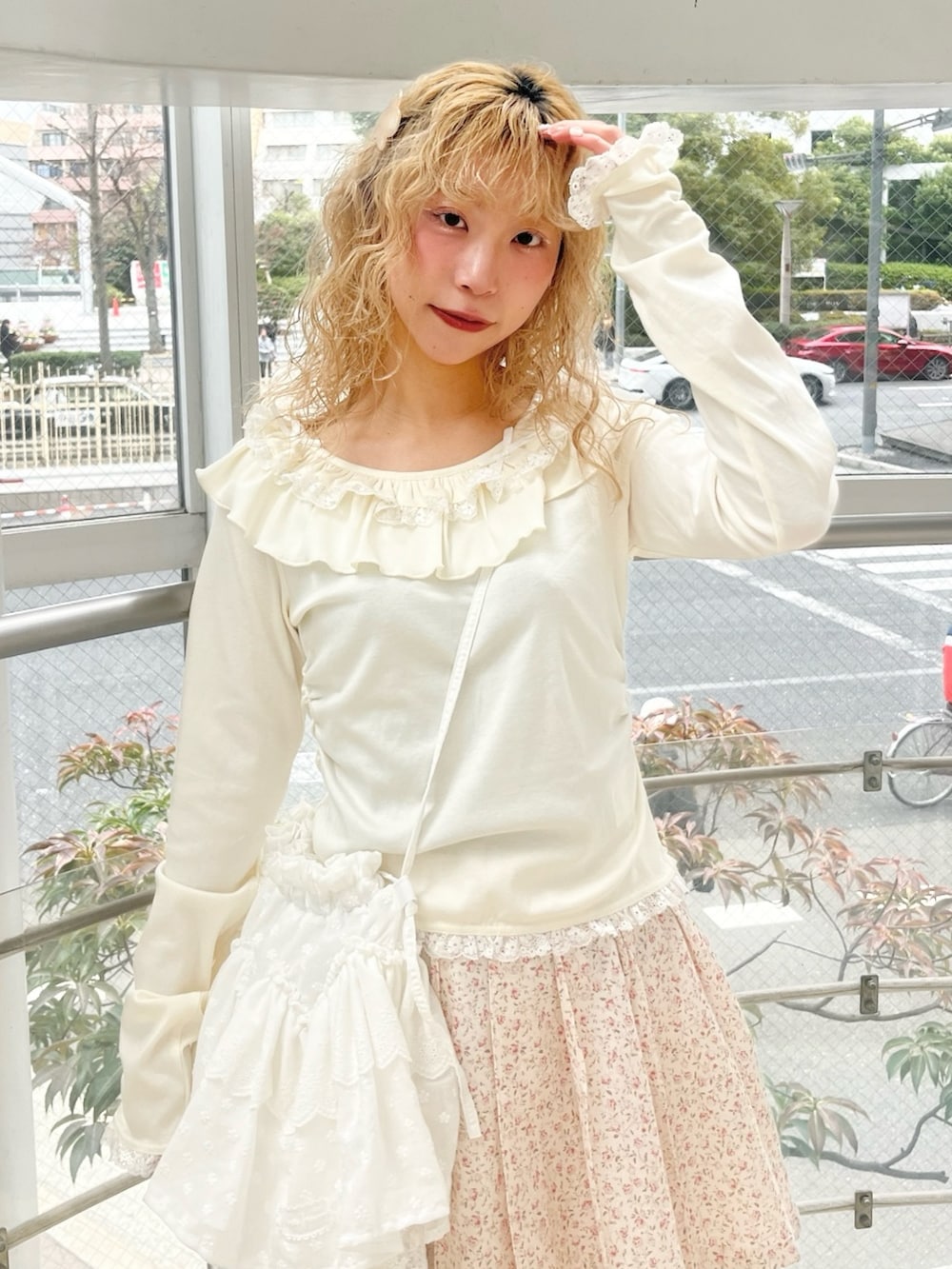 ホワイト系のTシャツ/カットソー、ホワイト系のショルダーバッグ、ピンク系のスカートを着用したレディースの冬コーディネートの3枚目の写真