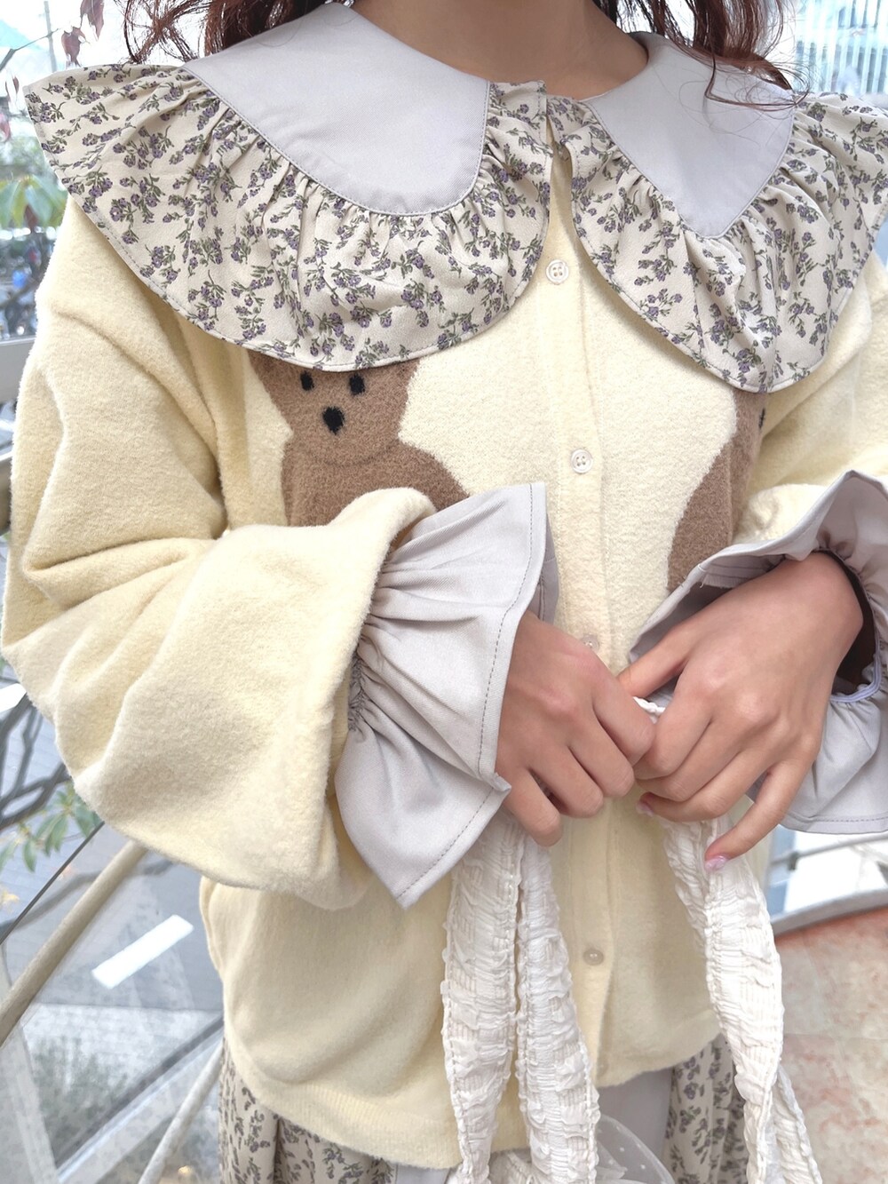 ブルー系のワンピース、ホワイト系のカーディガン/ボレロ、ホワイト系のトートバッグを着用したレディースの冬コーディネートの7枚目の写真