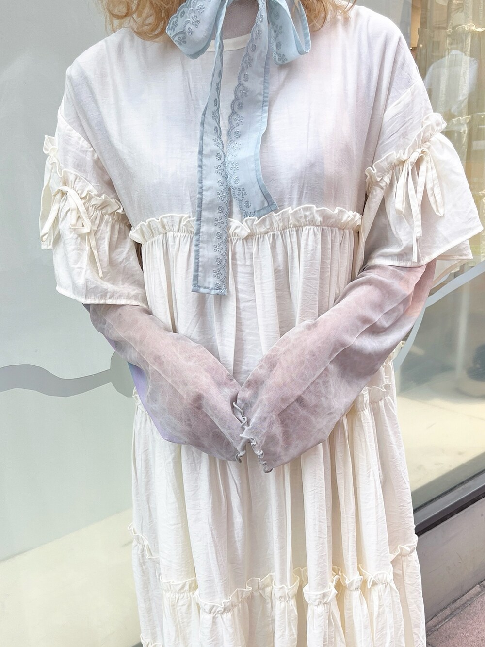 ピンク系のTシャツ/カットソー、ホワイト系のワンピース、ブラウン系のブーツを着用したレディースの夏コーディネートの7枚目の写真