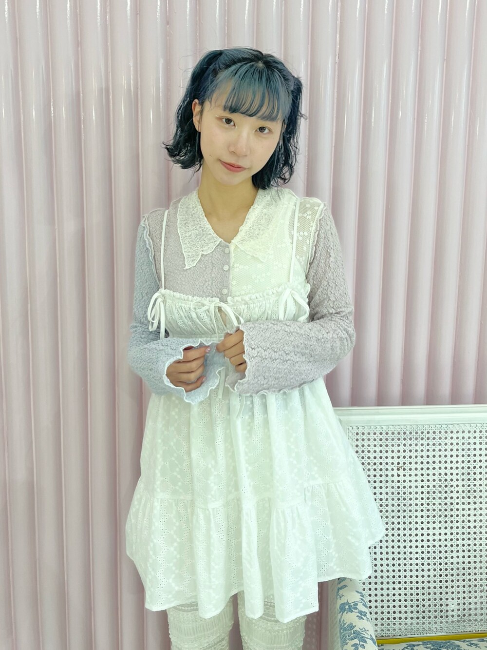 ホワイト系のキャミソール、その他のカーディガン/ボレロ、ホワイト系のその他パンツを着用したレディースの冬コーディネートの4枚目の写真