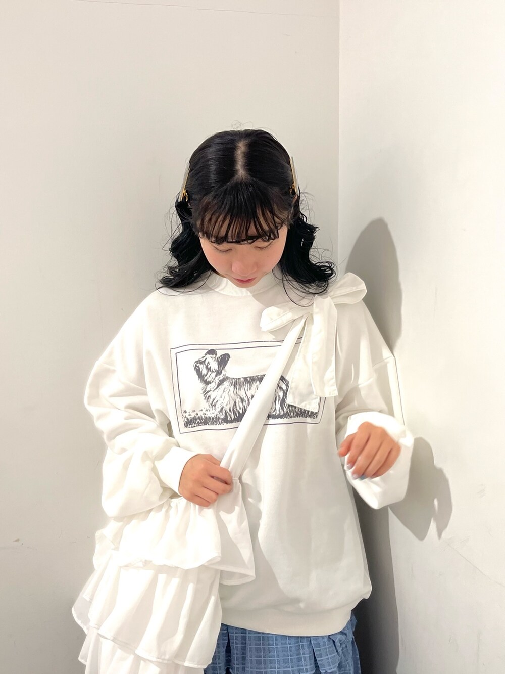 ホワイト系のトートバッグ、ホワイト系のスウェット、ブルー系のスカートを着用したレディースの春コーディネートの4枚目の写真