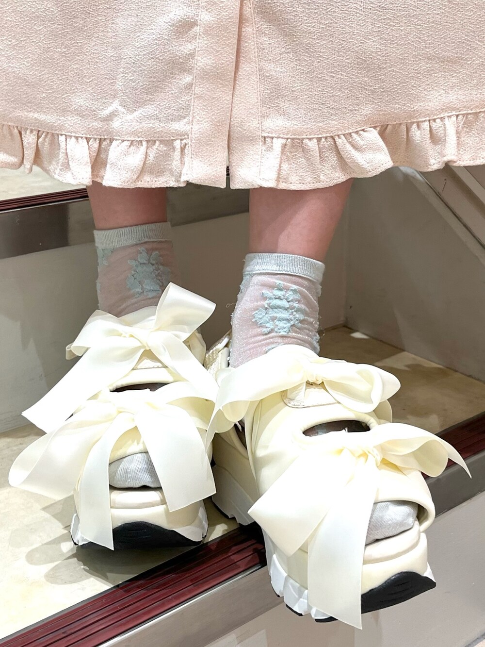 ピンク系のワンピース、ホワイト系のサンダル、ホワイト系の付け襟を着用したレディースの春コーディネートの4枚目の写真