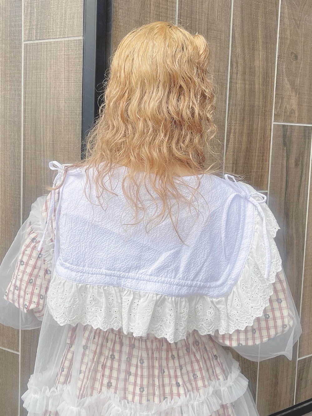 ホワイト系のチュニック、ホワイト系のショルダーバッグ、レッド系のワンピースを着用したレディースの夏コーディネートの6枚目の写真