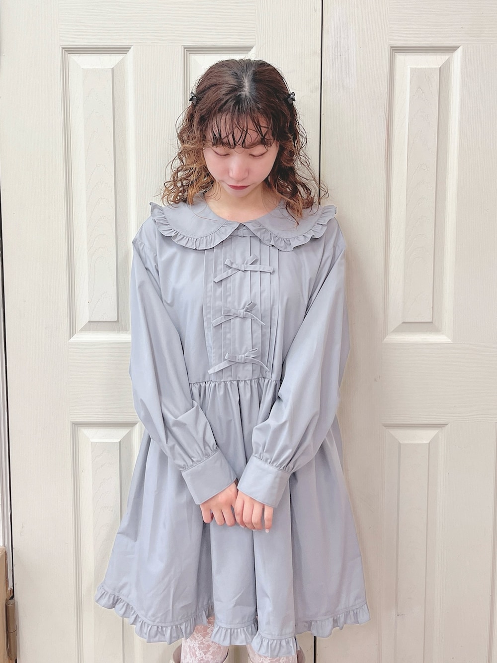 グレー系のワンピース、ホワイト系のブーツを着用したレディースの夏コーディネートの4枚目の写真