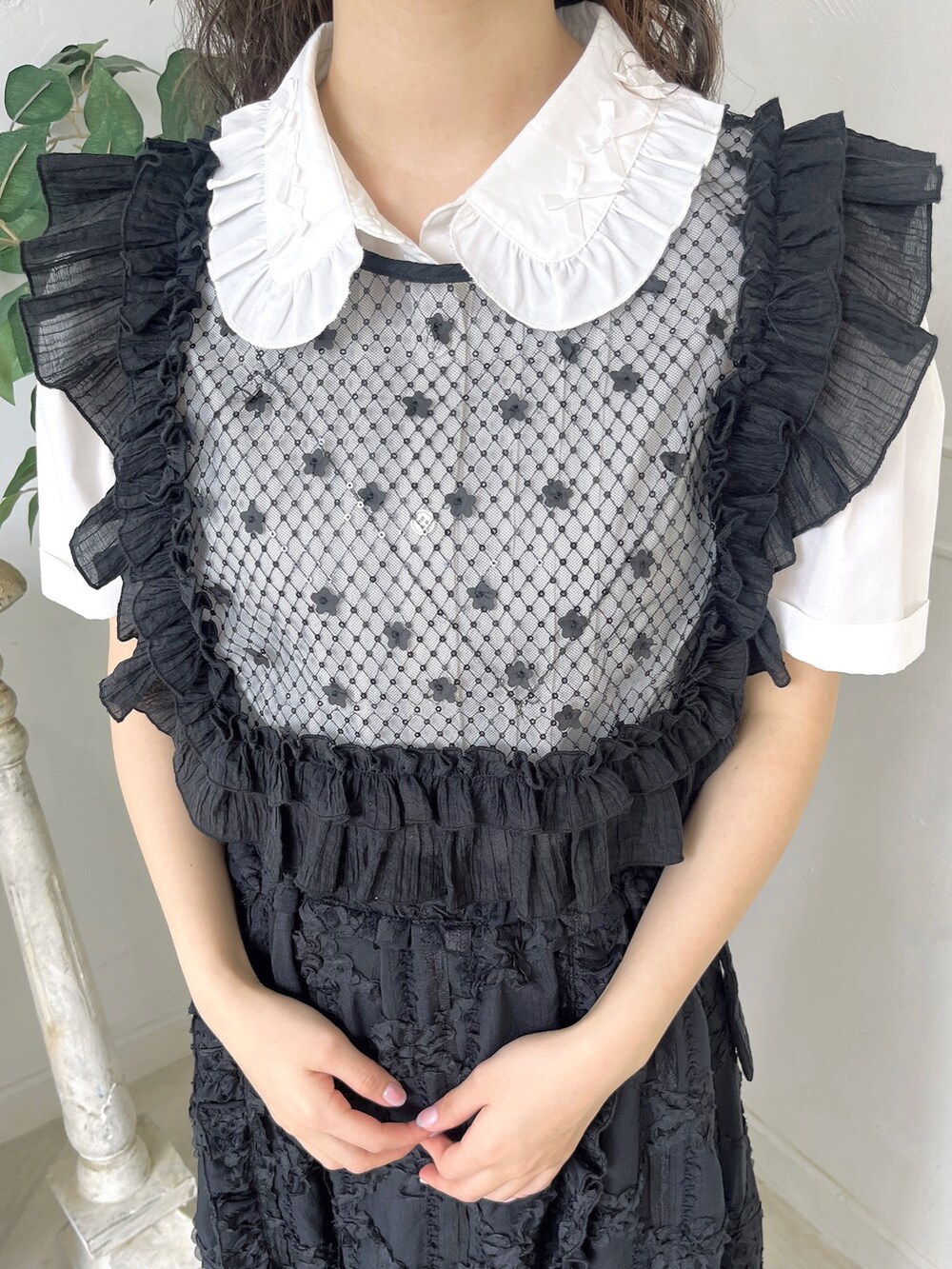 ホワイト系のシャツ/ブラウス、ブラック系のスカート、ブラック系のサンダルを着用したレディースの春コーディネートの7枚目の写真