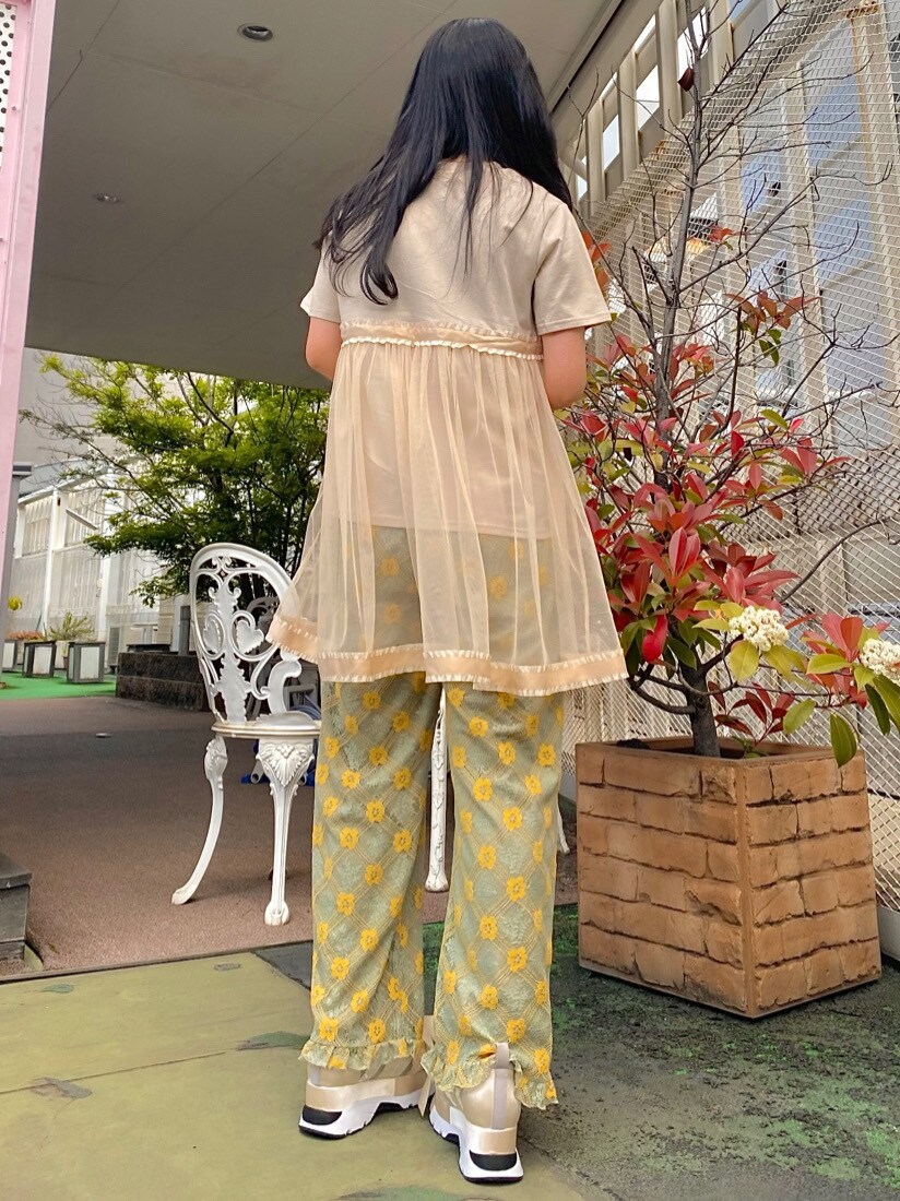 ホワイト系のスニーカー、グリーン系のその他パンツ、ベージュ系のTシャツ/カットソーを着用したレディースの春コーディネートの3枚目の写真