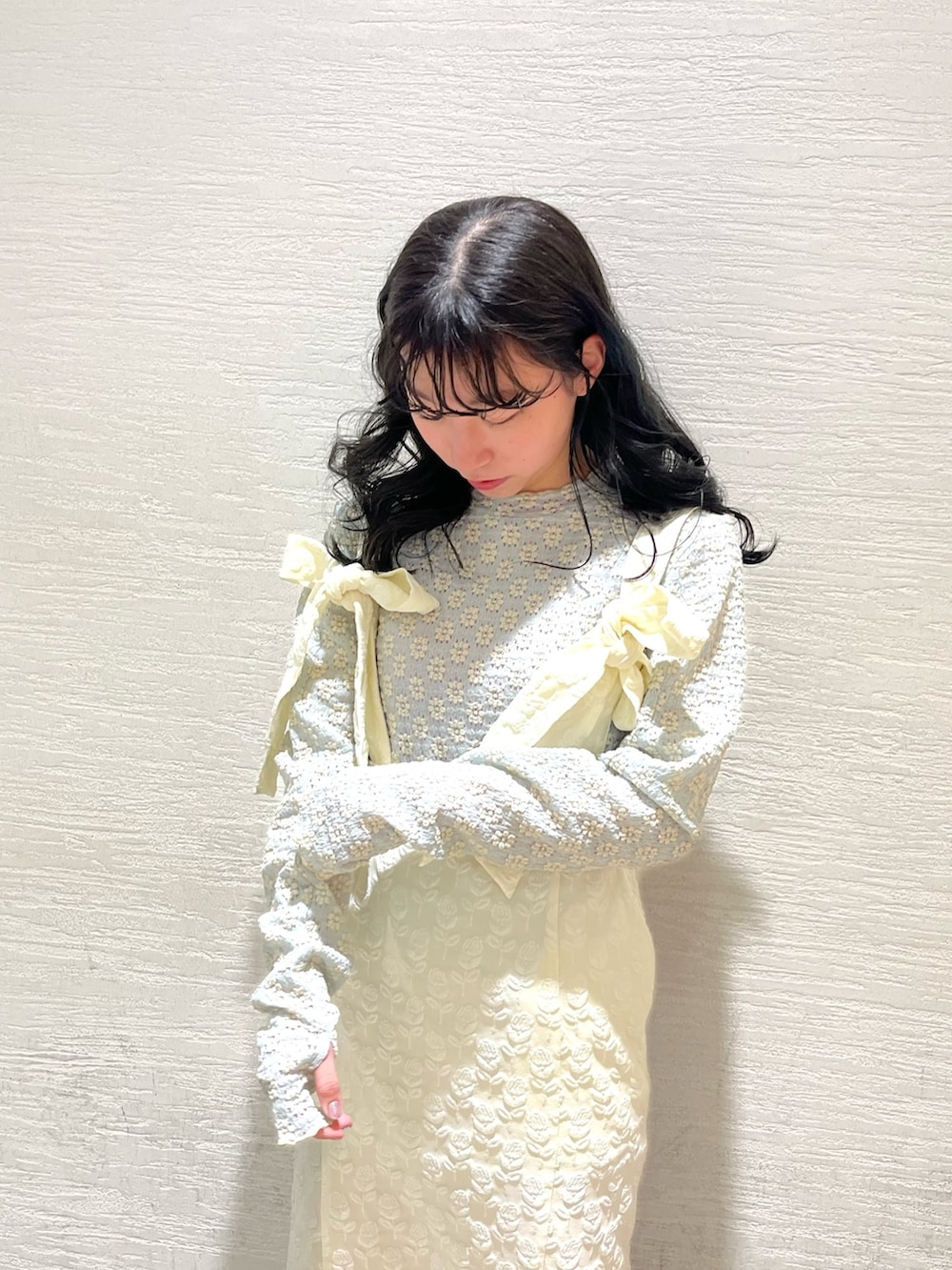 ブルー系のTシャツ/カットソー、ホワイト系のスカート、ベージュ系のパンプスを着用したレディースの春コーディネートの3枚目の写真