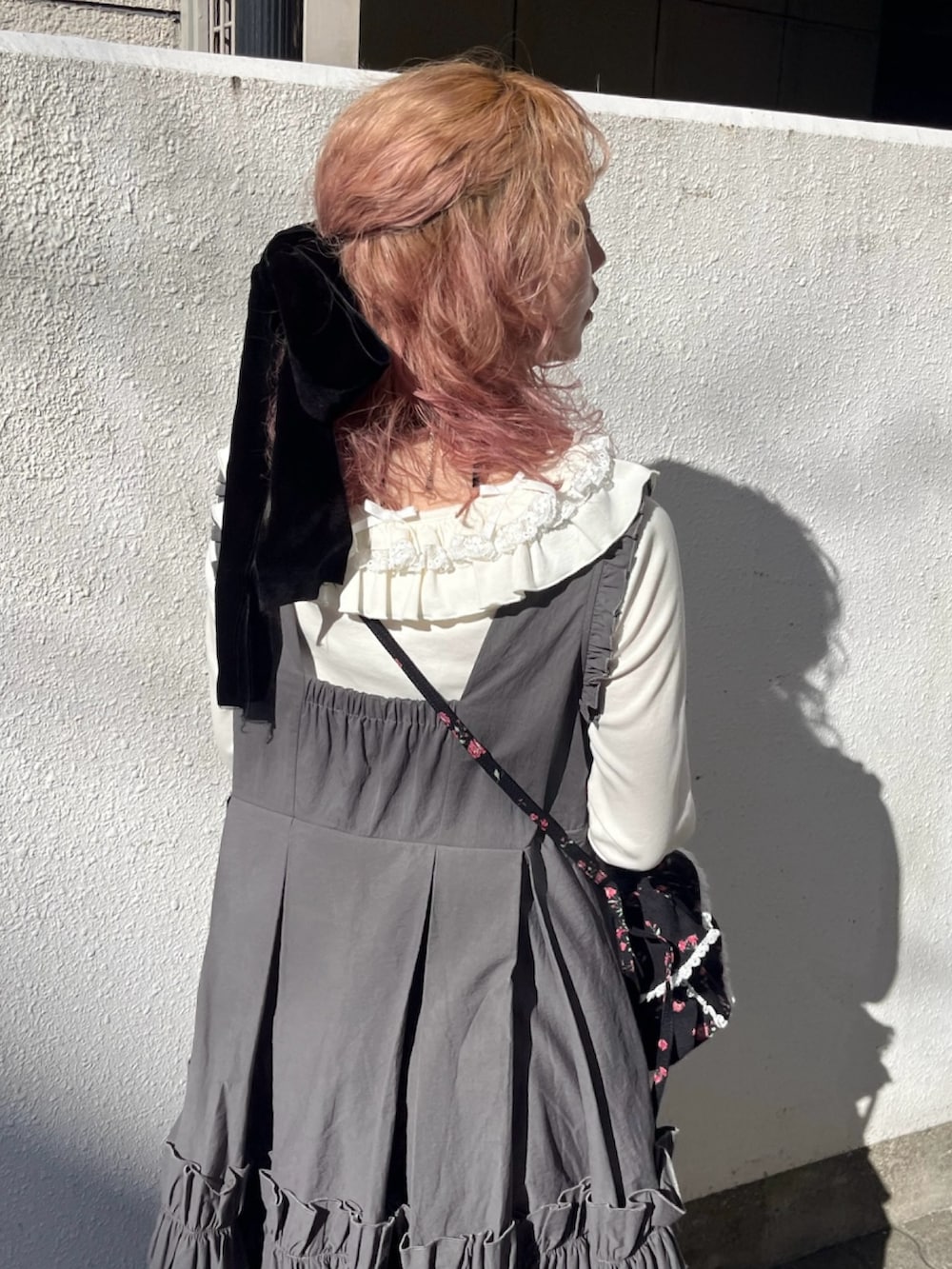 ホワイト系のTシャツ/カットソー、ブラック系のショルダーバッグ、グレー系のワンピースを着用したレディースの冬コーディネートの7枚目の写真