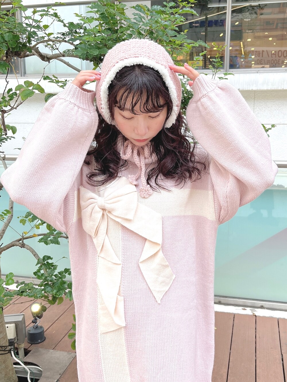 ピンク系のワンピース、ピンク系のスニーカー、ピンク系のイヤーマフを着用したレディースの秋コーディネートの5枚目の写真