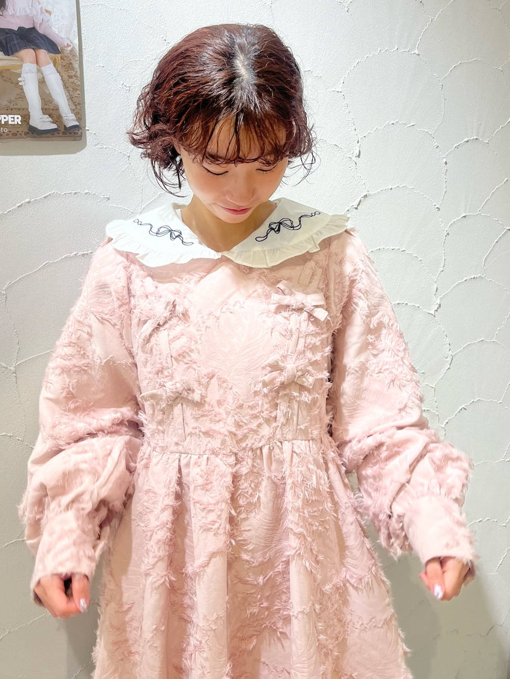 ピンク系のワンピース、ホワイト系のシャツ/ブラウス、ホワイト系のブーツを着用したレディースの秋コーディネートの6枚目の写真