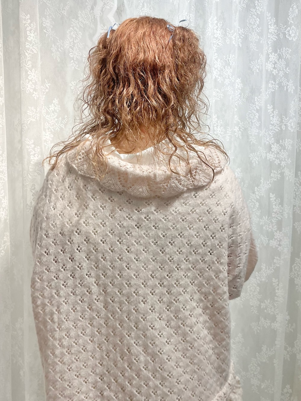 ピンク系のニット/セーター、ホワイト系のワンピース、ホワイト系のシャツ/ブラウスを着用したレディースの春コーディネートの8枚目の写真