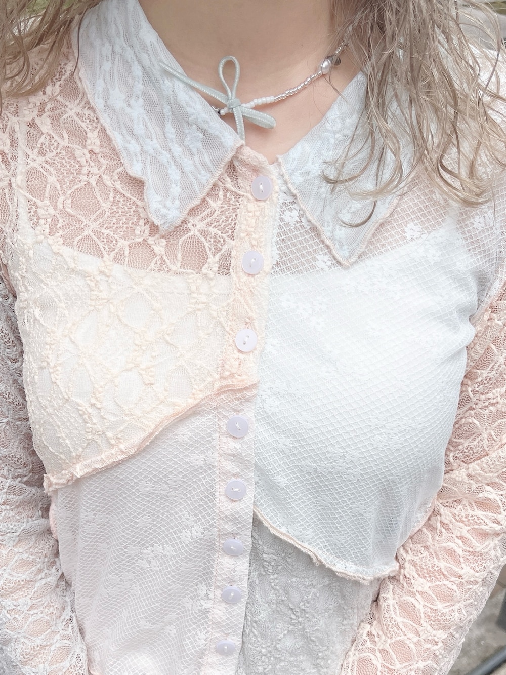 ブルー系のシャツ/ブラウス、ホワイト系のボストンバッグ、ピンク系のスカートを着用したレディースの春コーディネートの6枚目の写真