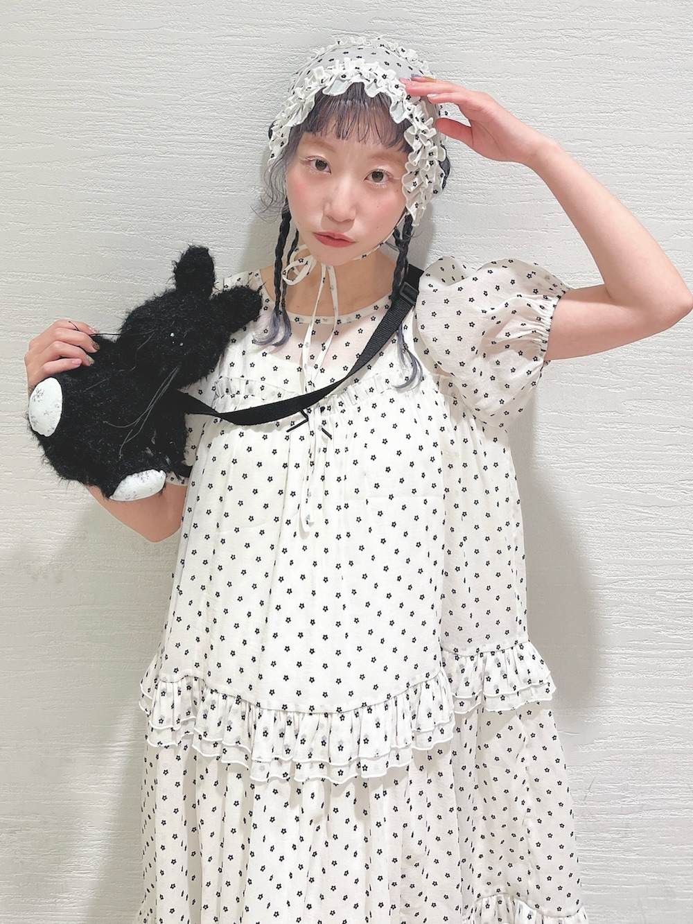 ホワイト系のワンピース、ブラック系のショルダーバッグ、ホワイト系のスニーカーを着用したレディースの春コーディネートの5枚目の写真