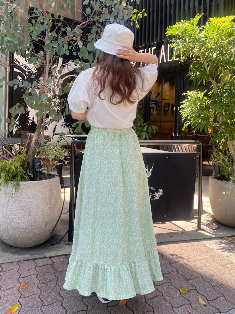 ホワイト系のサンダル、ホワイト系のトートバッグ、ホワイト系のシャツ/ブラウスを着用したレディースの春コーディネートの4枚目の写真