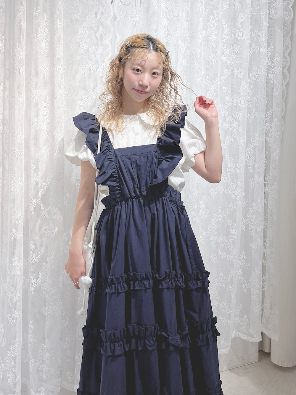 ブルー系のワンピース、ホワイト系のシャツ/ブラウス、ホワイト系のバックパック/リュックを着用したレディースの夏コーディネートの6枚目の写真
