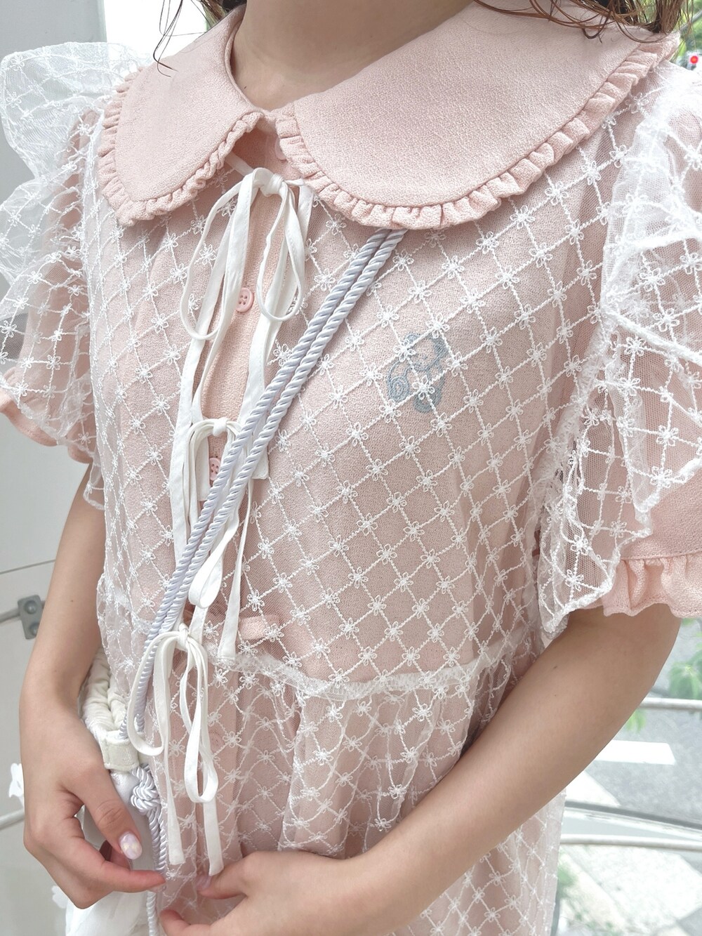 ホワイト系のショルダーバッグ、ピンク系のワンピース、ホワイト系のワンピースを着用したレディースの夏コーディネートの8枚目の写真