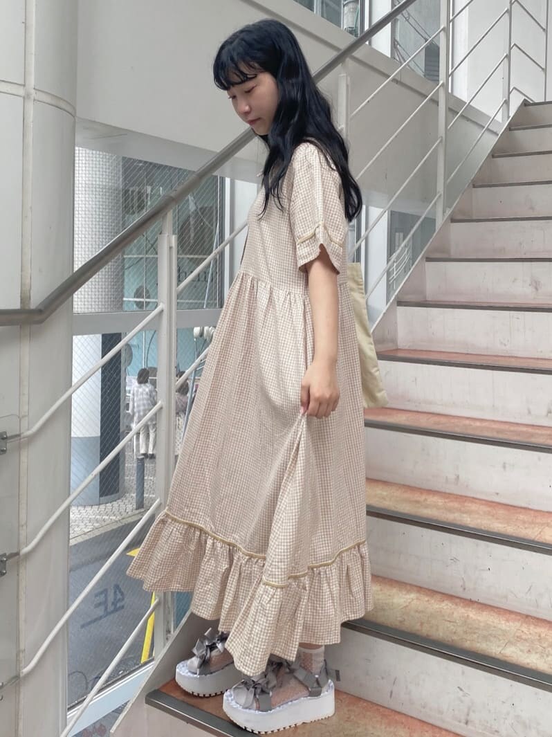 ベージュ系のワンピース、ホワイト系のトートバッグを着用したレディースの夏コーディネートの3枚目の写真