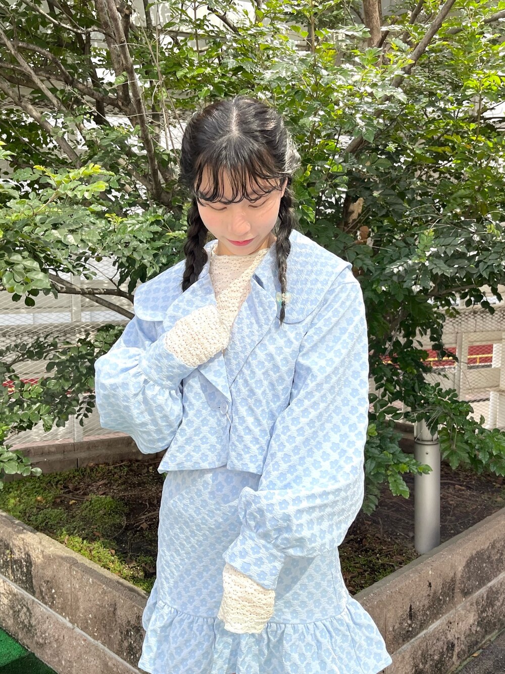 ブルー系のスカート、ホワイト系のパンプス、ブルー系のテーラードジャケットを着用したレディースの春コーディネートの4枚目の写真