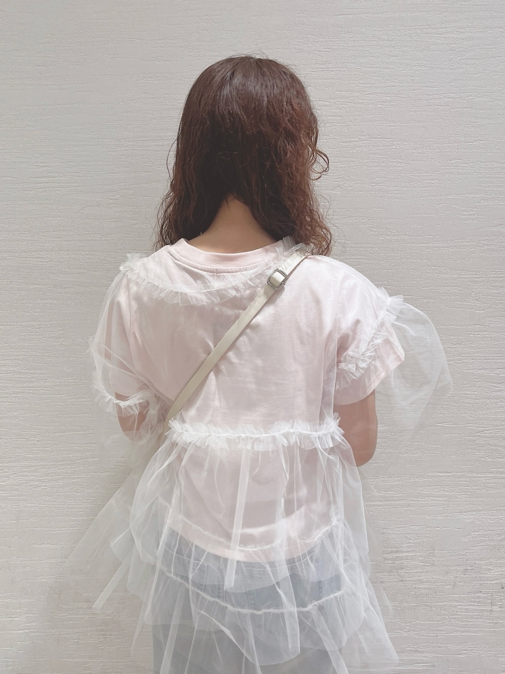 ブルー系のデニムパンツ、ピンク系のTシャツ/カットソー、ホワイト系のTシャツ/カットソーを着用したレディースの夏コーディネートの5枚目の写真