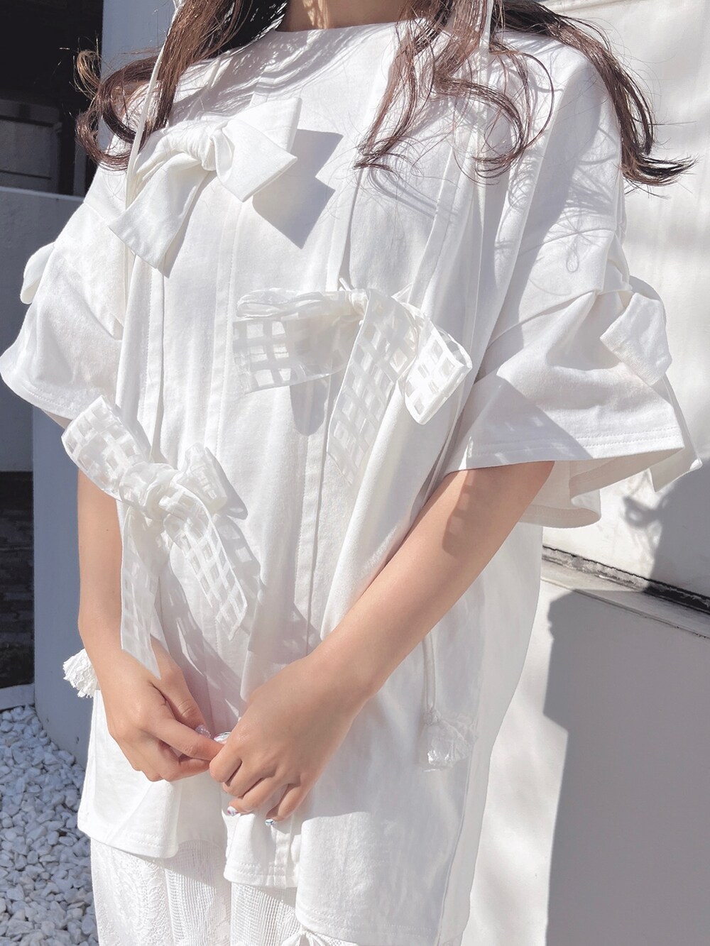 ホワイト系のスカート、ホワイト系のTシャツ/カットソー、シルバー系のバレエシューズを着用したレディースの冬コーディネートの8枚目の写真