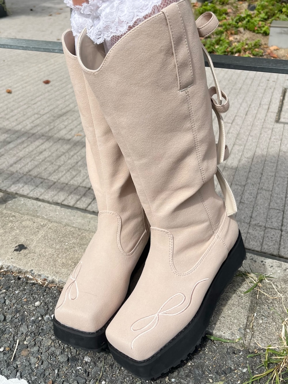 グレー系のカーディガン/ボレロ、ホワイト系のボストンバッグ、ホワイト系のTシャツ/カットソーを着用したレディースの秋コーディネートの10枚目の写真