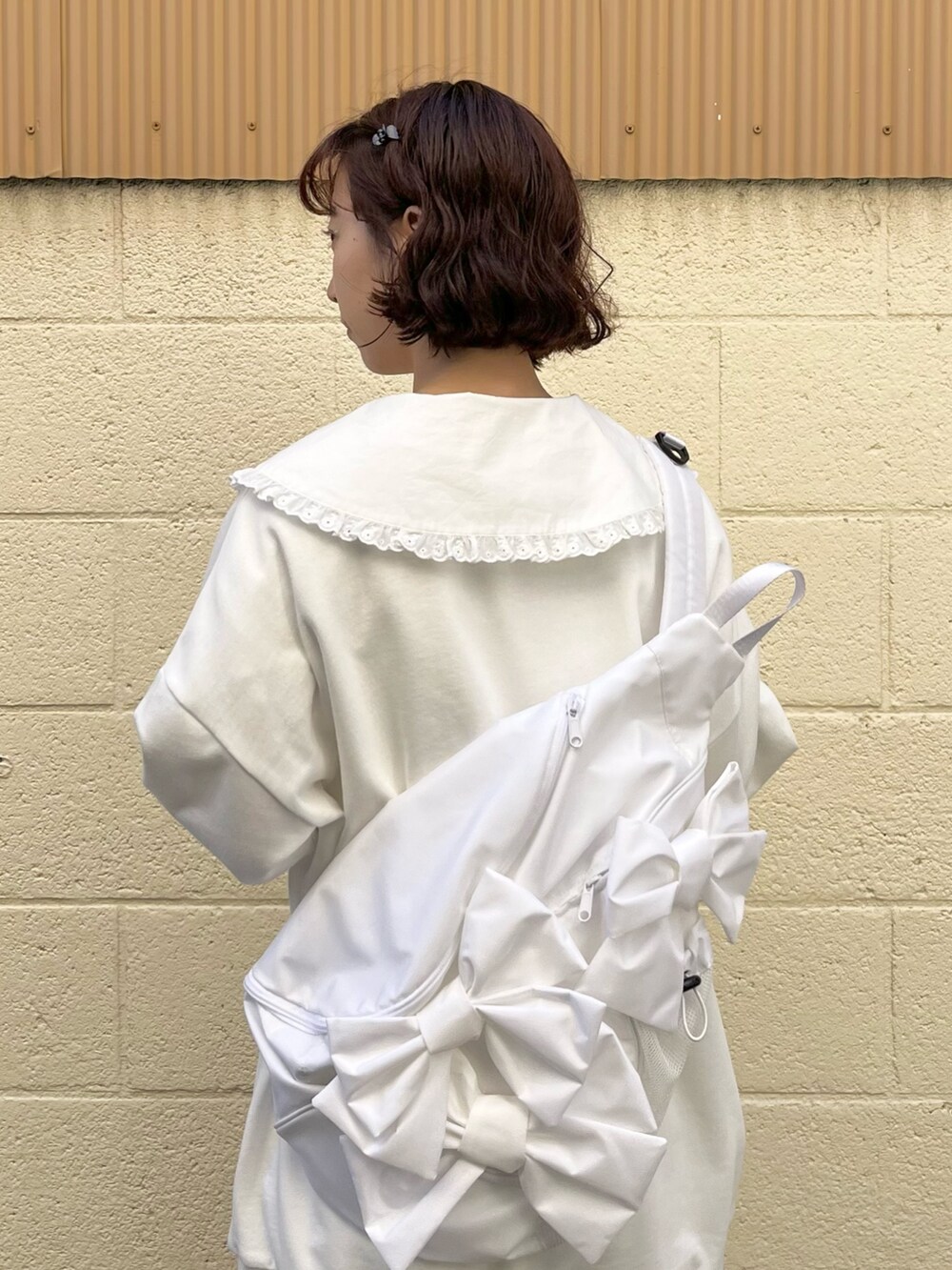 ホワイト系のシャツ/ブラウス、ホワイト系のスウェット、ホワイト系のショルダーバッグを着用したレディースの冬コーディネートの2枚目の写真