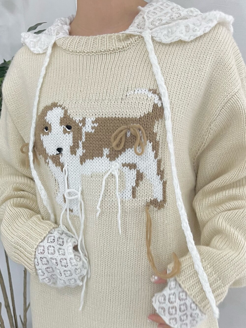 ホワイト系のTシャツ/カットソー、ホワイト系のニット/セーター、ブルー系のデニムパンツを着用したレディースの秋コーディネートの7枚目の写真