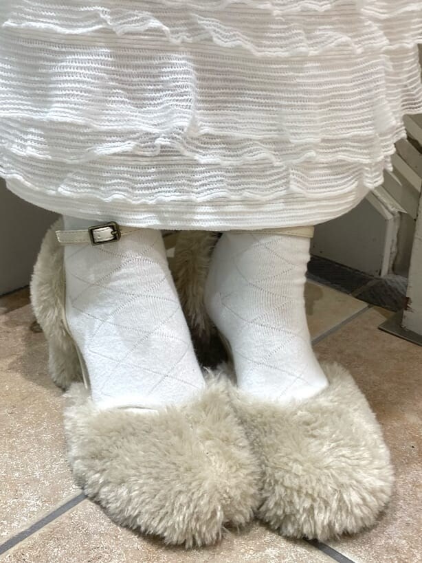 ホワイト系のパンプス、ホワイト系のパンプス、ホワイト系のTシャツ/カットソーを着用したレディースの秋コーディネートの6枚目の写真