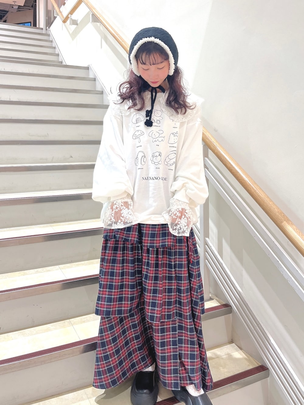 ホワイト系のスウェット、ホワイト系のシャツ/ブラウス、ブルー系のスカートを着用したレディースの秋コーディネートの2枚目の写真