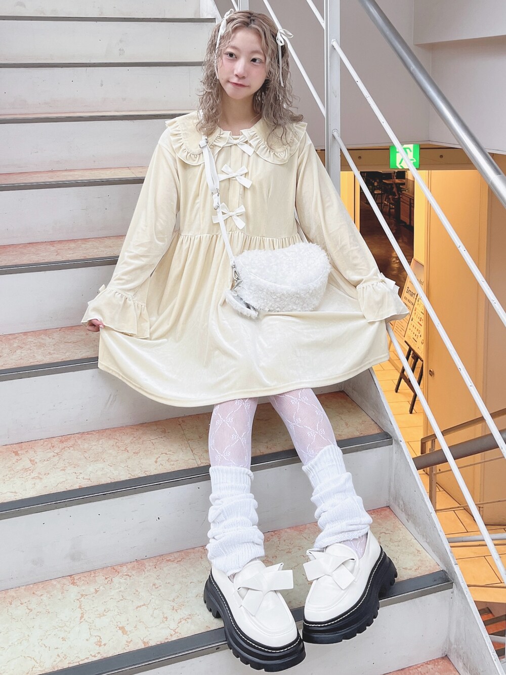 ホワイト系のワンピース、ホワイト系のショルダーバッグ、ホワイト系のローファーを着用したレディースの秋コーディネートの2枚目の写真