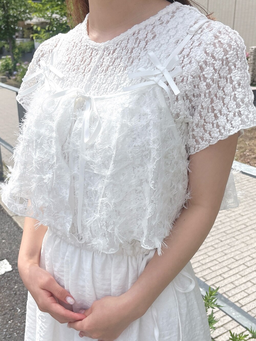 ホワイト系のワンピース、ホワイト系のキャミソール、レッド系のサンダルを着用したレディースの夏コーディネートの9枚目の写真