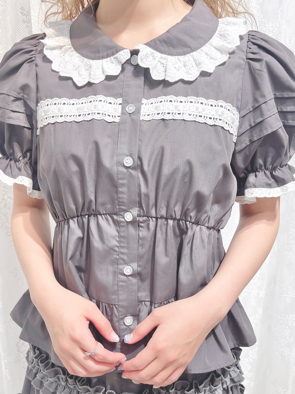グレー系のシャツ/ブラウス、グレー系のスカート、レッド系のハンドバッグを着用したレディースの夏コーディネートの8枚目の写真