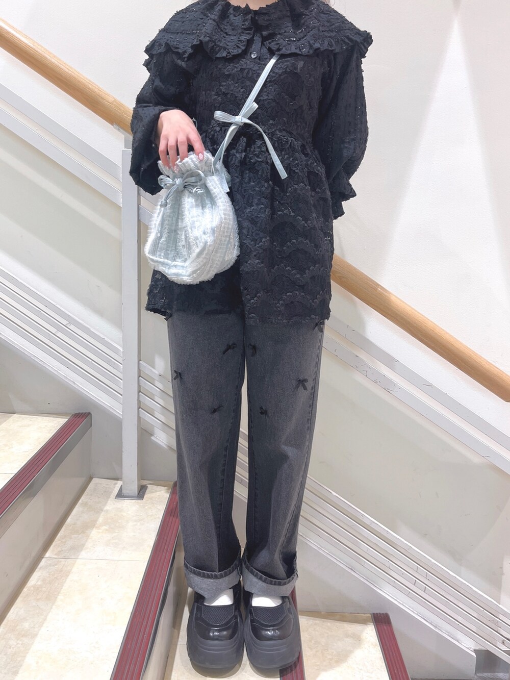 ブラック系のシャツ/ブラウス、ブラック系のキャミソール、ブルー系のショルダーバッグを着用したレディースの春コーディネートの7枚目の写真