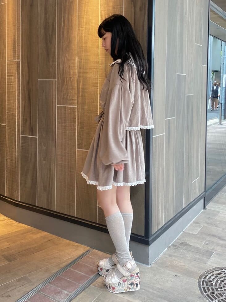 ベージュ系のワンピース、ベージュ系のサンダルを着用したレディースの夏コーディネートの3枚目の写真